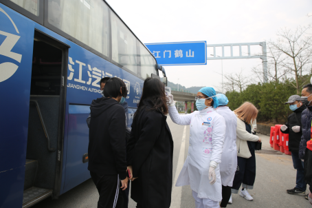 馮嘉文（前左三）在九江聯(lián)合檢疫站點(diǎn)執(zhí)勤,。 王一凡攝