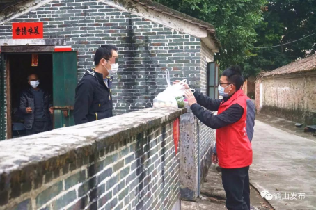 隔離不隔愛,，志愿者為居家隔離家庭定期采購(gòu)生活用品,。