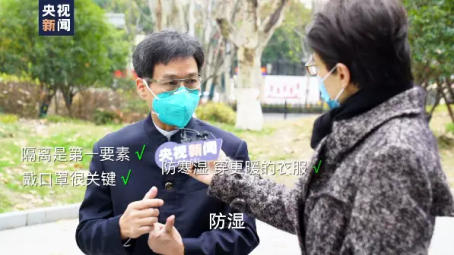 ▲張忠德（左一）接受央視主持人董倩的采訪,。