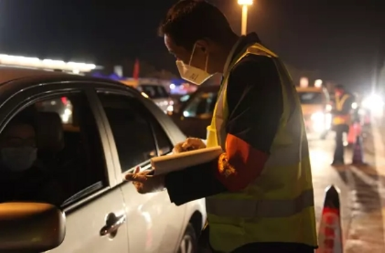 戴文豪在云梧高速省界聯(lián)合檢疫點(diǎn)登記過(guò)往車(chē)輛