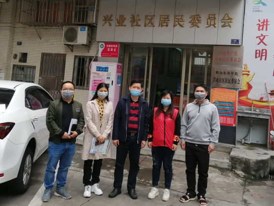 3月20日，市創(chuàng)文辦到興業(yè)社區(qū)調(diào)研,，右二為李小紅,。
