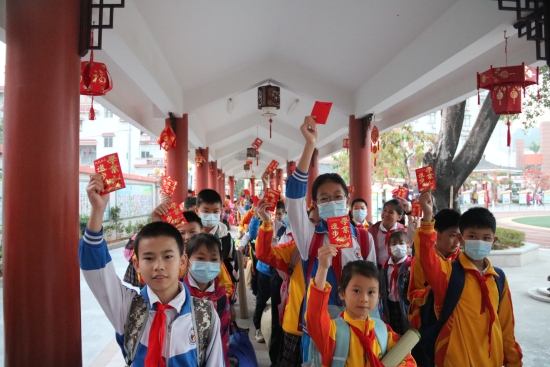 1.回校了,，收到“學(xué)業(yè)進(jìn)步”大紅包，好開心,。（沙坪七?。?JPG