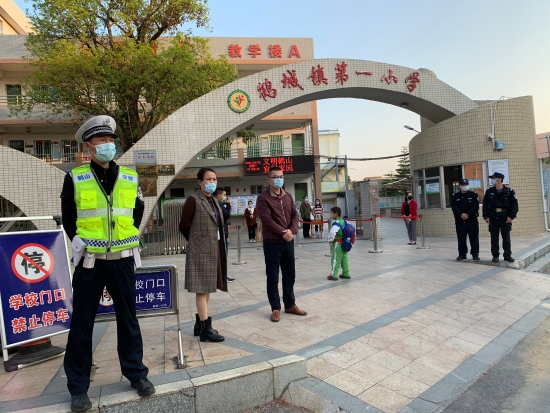 8.鶴城鎮(zhèn)警察叔叔,、鶴城一小行政班子為學(xué)生返校保駕護(hù)航.jpg