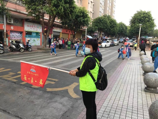 9.家長義工維持上學(xué)秩序（沙坪四?。?jpg