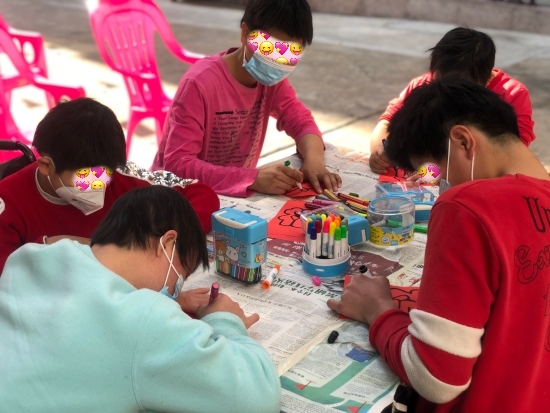 已打碼福利院兒童在認(rèn)真描畫“?！弊謃副本.jpg
