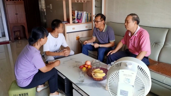 已處理1626771117281古勞中學(xué)老師在家訪過程中，向家長,、學(xué)生進行假期安全管理教育,，特別是防溺水安全、防詐騙安全,、衛(wèi)生防疫安全等,。.jpg