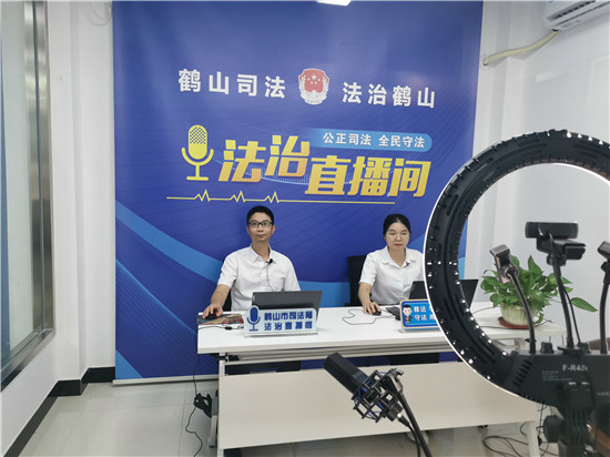 3.歐錦波局長代表市民政局上線法治直播間,，解讀《慈善法》   關(guān)注“放心捐”.jpg