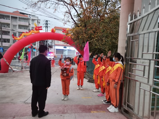 已處理3  “老師,，您好！”“同學,，早,！”合成小學校門學生向老師、同學敬禮問好.jpg