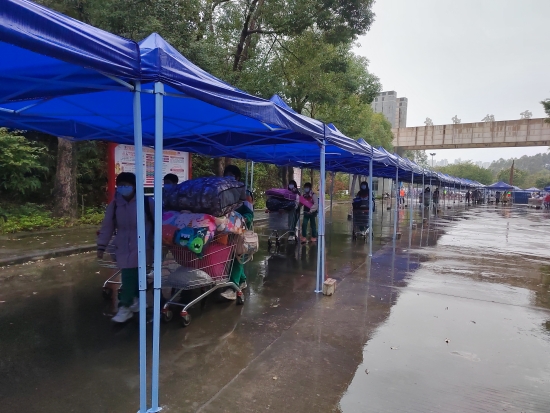 已處理6  鶴山實驗中學學生錯峰返校,，學校為學生搭起了”遮雨廊“.jpg