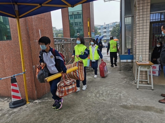 已處理8  雅瑤中學學生拎著行李,，有序進入校園.jpg