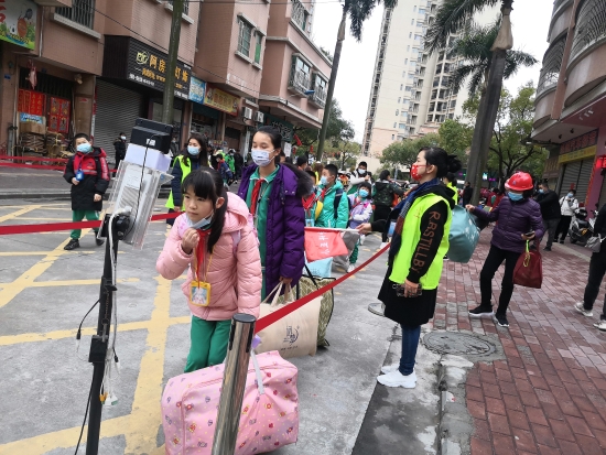 已處理9  沙坪五小學生測溫,，有序進入校園.jpg