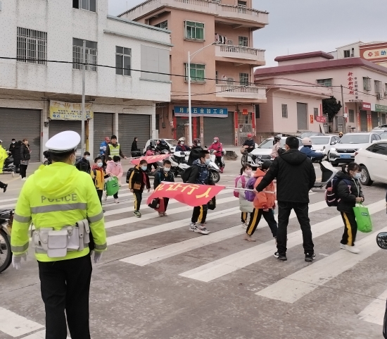 已處理11  連南小學交警,、教師,、家長義工組成“返校安全護學崗”.jpg