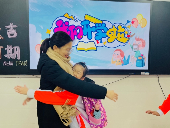 已處理19  “老師,，我太想您了?！鄙称阂恍【承^(qū)的小朋友跟老師來一個大大的擁抱.jpg