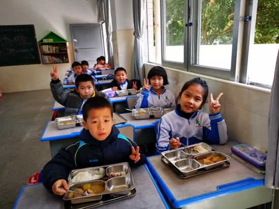 已處理21  龍口協(xié)華小學的小朋友又可以跟同學一起用餐了,，開心。.jpg
