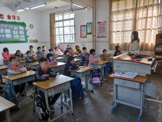 已處理28新學期，新希望,。址山廓村麥源生小學同學們課堂上認真聽課.jpg