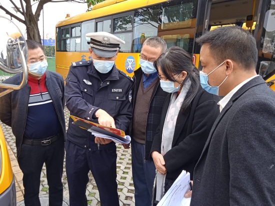 已處理32  沙坪街道中心小學聯合交警部門對校車進行檢查.jpg