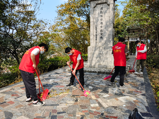 清明節(jié)來臨之際，宅梧鎮(zhèn)退役軍人服務(wù)站工作人員發(fā)動退役軍人僑都星火志愿服務(wù)隊對我鎮(zhèn)四座烈士紀(jì)念碑進(jìn)行巡查,、打掃清潔工作,，志愿服務(wù)隊們也是“收獲滿滿”啊3.jpg