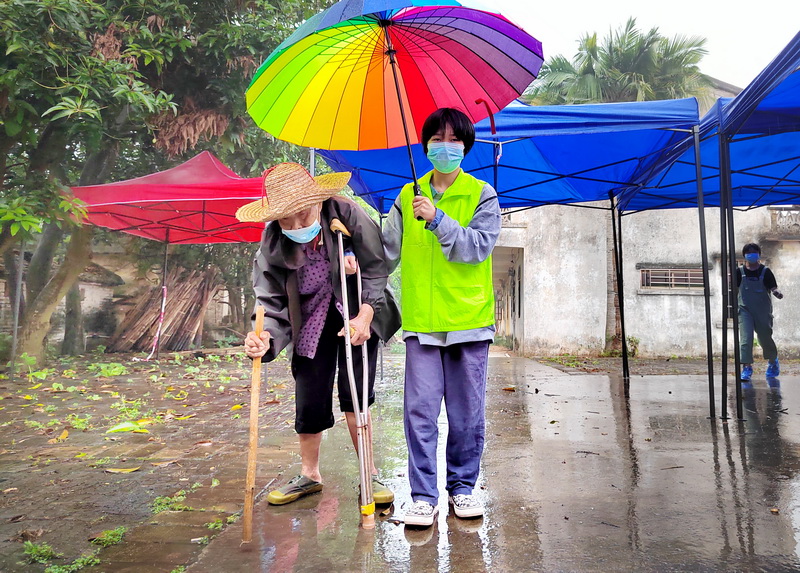 陳麗英《奶奶,，打疫苗去》_調整大小.jpg
