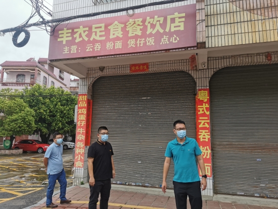 已處理1662101823660黨委書記馮永強(qiáng),、黨委委員王宗球,、副鎮(zhèn)長鄧鉅輝到蓮花街檢查廣告牌安全隱患。.jpg