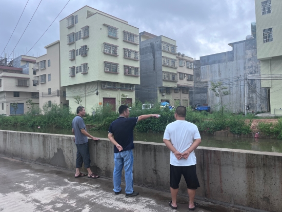 已處理1662101823660黨委委員馮雨帶領(lǐng)村委干部巡查轄區(qū)內(nèi)河流情況,。.jpg