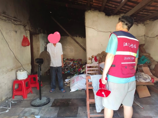 已處理1662101823660網(wǎng)格員排查轄區(qū)內(nèi)的特困戶住宅的安全隱患,。.jpg