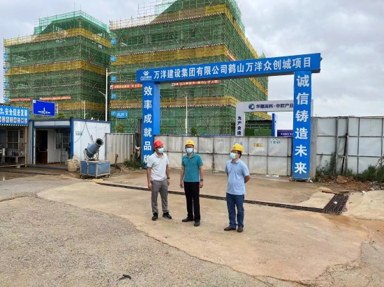 已處理1662101823661黨委書記馮永強(qiáng),、黨委委員王宗球到轄區(qū)內(nèi)在建工地檢查“五?！惫ぷ鳌?jpg