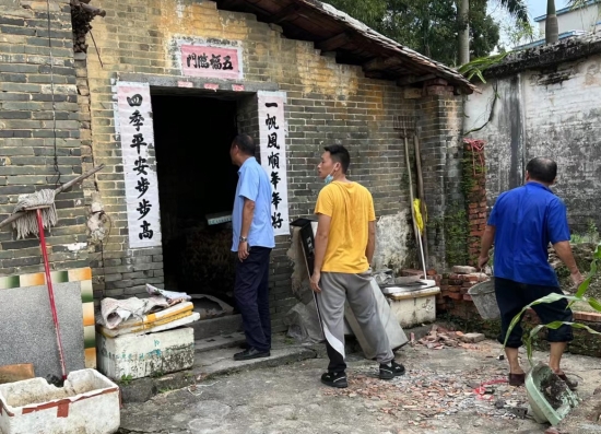 已處理1662101823661鎮(zhèn)人大主席李子成帶隊(duì)排查房屋安全隱患,。.jpg