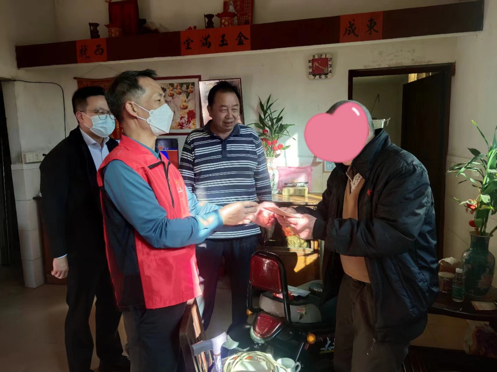 1月14日下午,，鶴山市水利局黨組書記,、局長趙榮贊帶隊走訪慰問結(jié)對幫扶的困難黨員.jpg