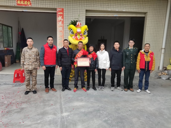 已處理1674092129216市退役軍人事務(wù)局副局長溫寶謙一行到龍都村現(xiàn)役軍人王耀成家中送立功喜報,，并提前向王耀成家屬送上新春祝福,，鼓勵軍人努力拼搏、再立新功,。.jpg
