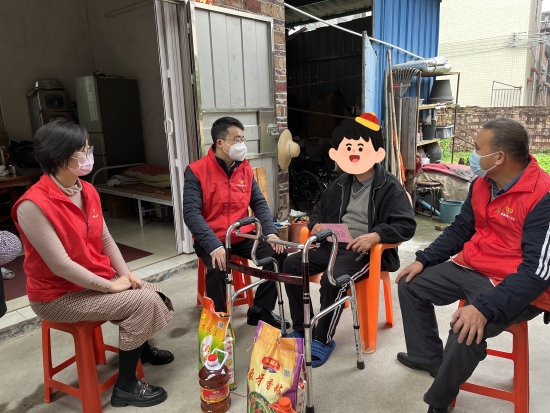 已處理16740921292162、市直機(jī)關(guān)工委副書記羅松泰慰問困難黨員陳錦聯(lián)_副本.jpg