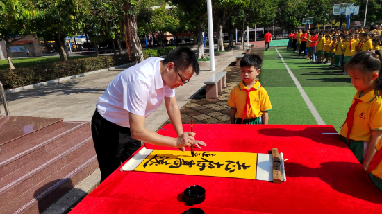 共和鎮(zhèn)中心小學陳遠森校長現(xiàn)場書寫送祝福.jpg