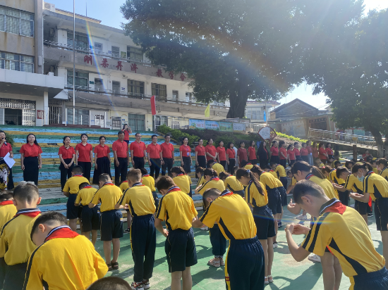 古勞鎮(zhèn)龍溪小學孩子們正在進行拜師禮。.jpg