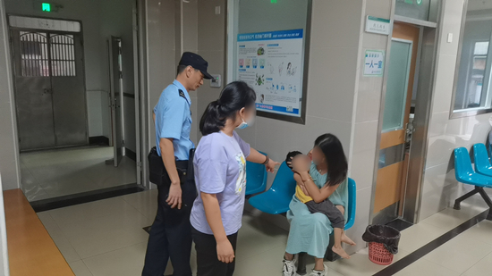 幼童高燒不退緊急求助,，共和所民警火速護(hù)送就醫(yī).jpg
