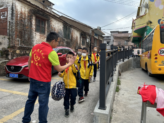 鶴山市古勞鎮(zhèn)龍溪小學(xué)--中心校李明健校長(zhǎng)和學(xué)生擊掌，鼓勵(lì)學(xué)生.jpg