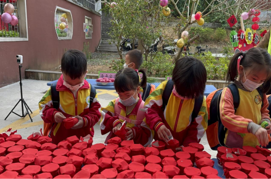 宅梧鎮(zhèn)中心幼兒園為孩子們精心策劃了“幸運(yùn)拆盲盒”獨(dú)特的開(kāi)學(xué)儀式,，在踏入幼兒園門口的一剎那，就給了孩子們一個(gè)大大的驚喜,。.png