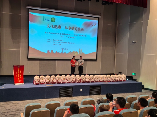 已處理1716374736287市殘聯(lián)黨組成員,、副理事長秦碧霞向殘疾人家庭贈送書籍.jpg