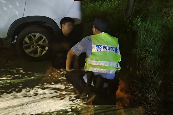 深夜,，民警化身“暖心樹(shù)洞” (1).jpg