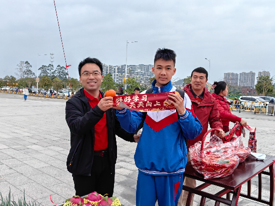 羅俊副校長與第一個(gè)到校的七15班何權(quán)希同學(xué)合照.jpg