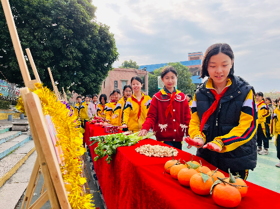 龍溪小學(xué)孩子一個(gè)接一個(gè)摸意頭,，好事一樁一樁接踵而來,！.jpg