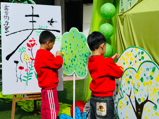 新星幼兒園開學(xué)點(diǎn)春---成長的力量，孩子感受春的美好,，我為小樹添綠啦,！.jpg
