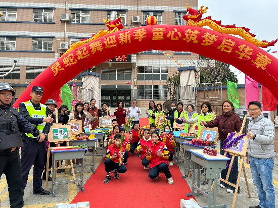 龍溪小學(xué)教師,、公安民警,、志愿者、家長們一同保駕護(hù)航.jpg